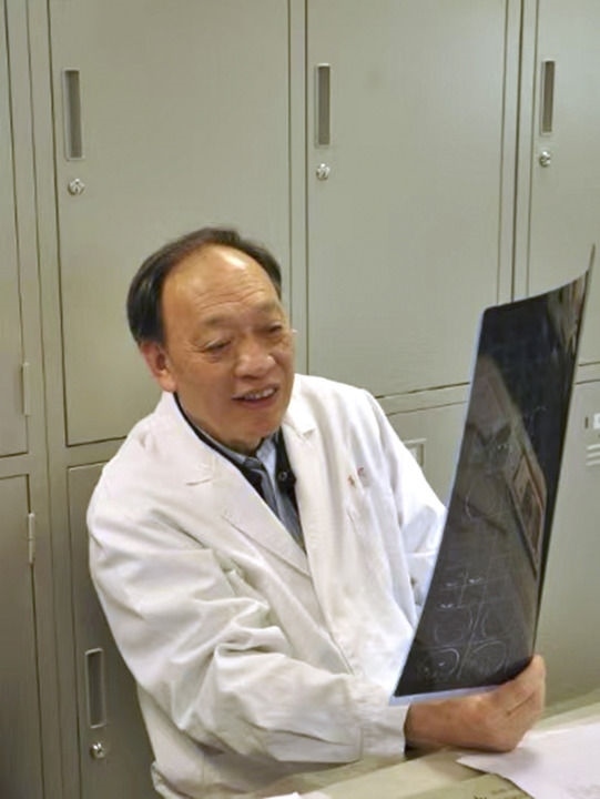 復旦大學附屬華山醫(yī)院感染科終身教授翁心華在工作（資料照片）。 新華社發(fā)