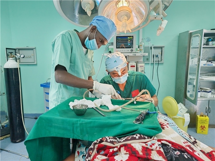李廣醫(yī)生與當(dāng)?shù)蒯t(yī)生在做手術(shù)中。中國援桑醫(yī)療隊(duì)供圖