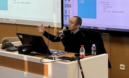 從去年秋天起，還在治療中的朱銳就堅持給本科生開課。（受訪者供圖）