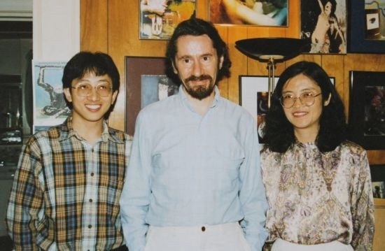 1992年，朱銳（左）赴美國杜蘭大學攻讀心靈哲學與認知科學，師從心靈哲學和認知科學家Radu Bogdan（中），右為朱銳師姐、北師大教授田平。