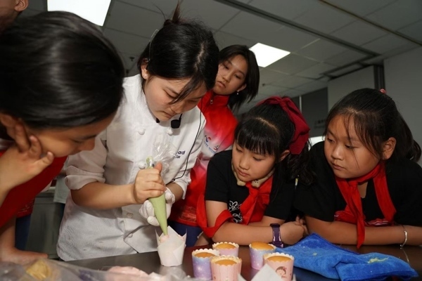 一日營(yíng)首發(fā)團(tuán)探訪技能大師工作室并現(xiàn)場(chǎng)開展實(shí)踐體驗(yàn)活動(dòng)。徐匯區(qū)總工會(huì)供圖