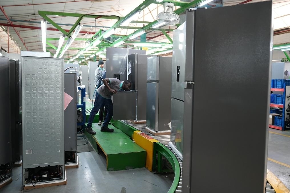 8月14日，在南非開(kāi)普敦，當(dāng)?shù)貑T工在海信南非工業(yè)園的冰箱生產(chǎn)線上工作。新華社記者王雷攝