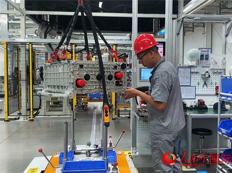 技術(shù)人員進(jìn)行系統(tǒng)化測(cè)試。人民網(wǎng)記者 于洋攝