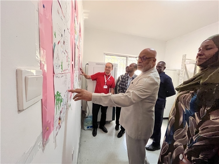 坦桑尼亞桑給巴爾衛(wèi)生部部長馬茲伊參觀科普室。專家組供圖