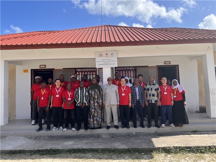 坦桑尼亞桑給巴爾衛(wèi)生部部長馬茲伊與中方專家組及非方工作人員合影。專家組供圖