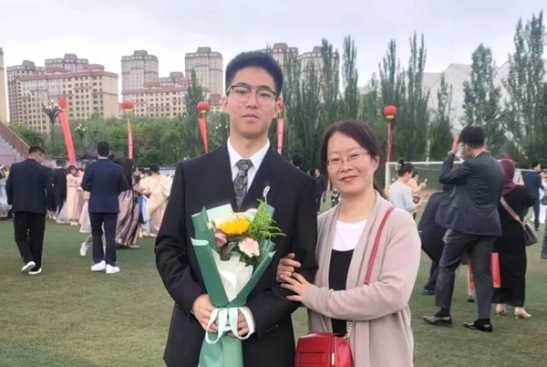 劉傲寒和媽媽合影。北航供圖
