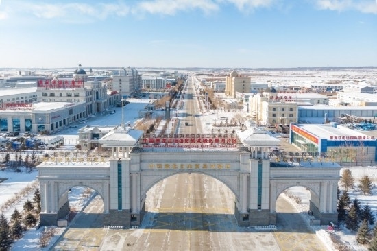 這是2024年1月31日拍攝的中國（黑龍江）自由貿(mào)易試驗區(qū)黑河片區(qū)（無人機照片）。五年來，中國（黑龍江）自由貿(mào)易試驗區(qū)將“試驗田”種成“高產(chǎn)田”，以全省萬分之三的面積，貢獻了全省約五分之一的實際使用外資和七分之一的外貿(mào)進出口，在對外合作、降低物流成本、培育特色產(chǎn)業(yè)和新業(yè)態(tài)新模式等方面深入探索，成功產(chǎn)出超過300項制度創(chuàng)新成果。