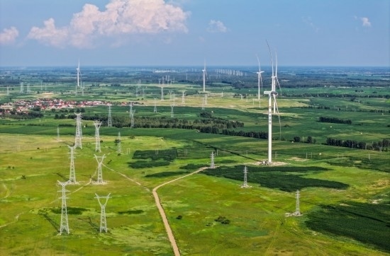 這是2024年7月19日拍攝的內(nèi)蒙古通遼238萬千瓦風電項目（無人機照片）。此項目每年可將75億千瓦時清潔電能經(jīng)扎魯特—青州±800（千伏）直流特高壓外送通道送至山東地區(qū)消納，相當于滿足受端地區(qū)超過300萬戶居民家庭用電需求，節(jié)約標煤261萬噸，減少二氧化碳排放634萬噸。
