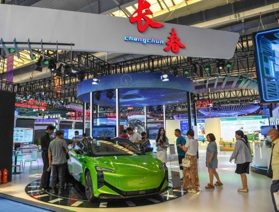 2023年8月23日，人們在第十四屆中國—東北亞博覽會上參觀一汽紅旗新能源車型。