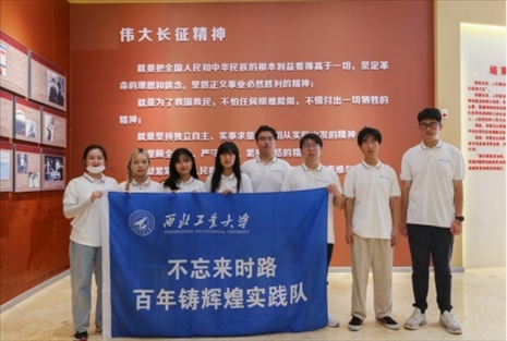 實踐隊員學習長征精神。學校供圖