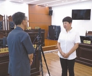 圖為全國人大代表玉明姬（右）詳細(xì)了解環(huán)境資源審判工作情況。劉思妤 攝