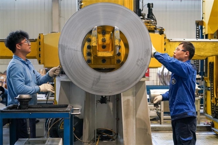 2023年3月16日，工人在位于太倉(cāng)市高新區(qū)的威爾斯新材料（太倉(cāng)）有限公司生產(chǎn)車間內(nèi)進(jìn)行加工作業(yè)。新華社記者李博攝