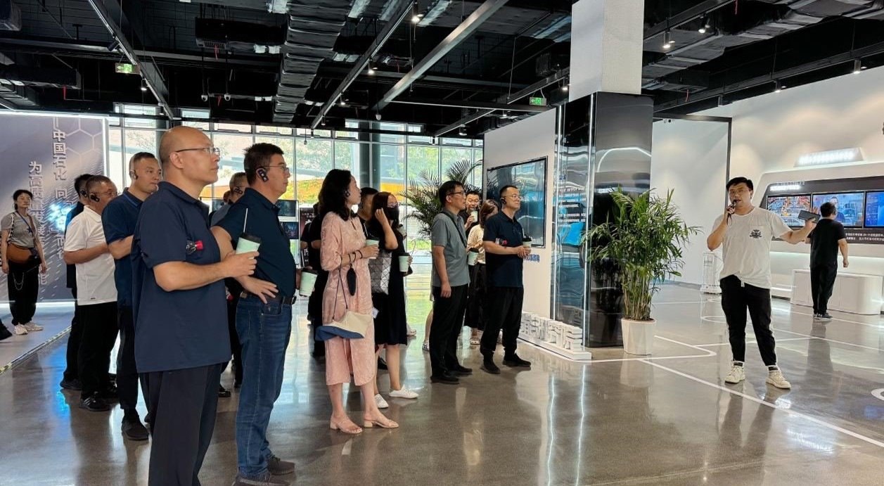 人民網“夢幻靈境”AI展演中心講解。人民網 王戰(zhàn)雄攝