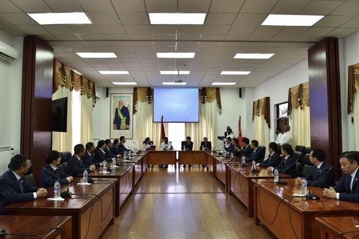 當(dāng)?shù)貢r間8月20日，圭亞那總統(tǒng)伊爾凡·阿里在圭亞那首都喬治敦鐘阿瑟會議中心會見了即將離任的中國（江蘇）第19期援圭亞那醫(yī)療隊。 中國（江蘇）第19期援圭亞那醫(yī)療隊供圖