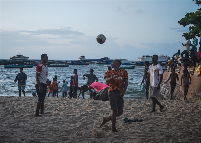 2023年12月31日，人們?cè)谔股Ｄ醽喩＝o巴爾島海濱踢球。新華社記者王冠森攝