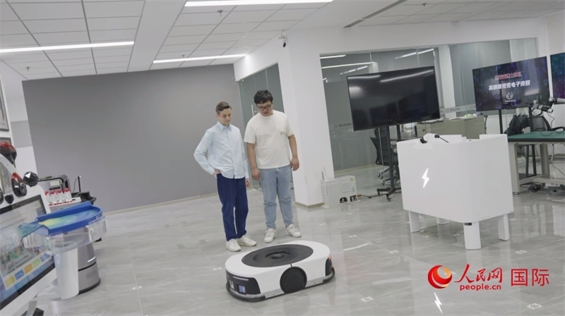 睿樂(lè)達(dá)機(jī)器人充電停車(chē)場(chǎng)。人民網(wǎng)記者 張榮攝