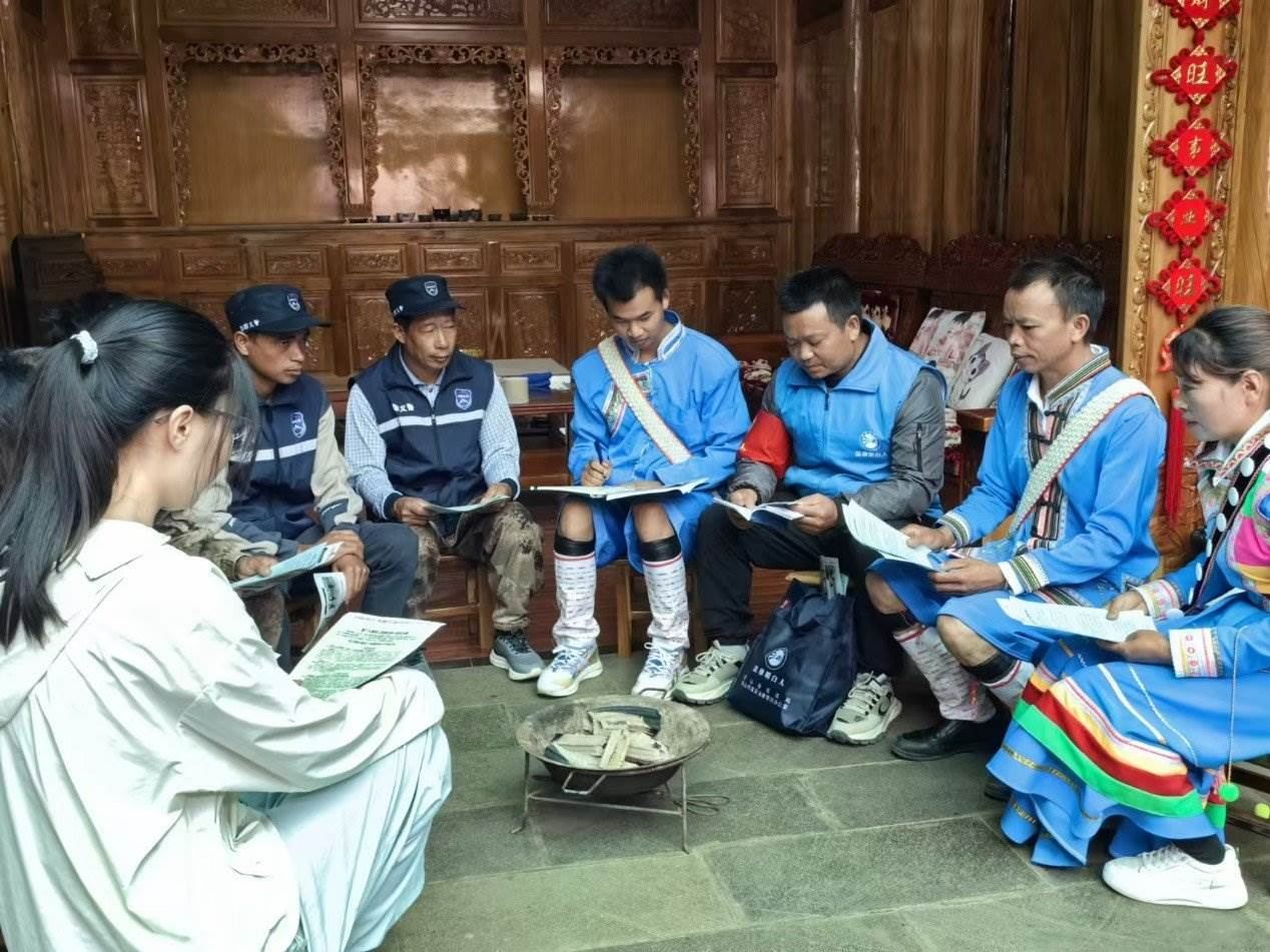 騰沖市猴橋鎮(zhèn)猴橋村國(guó)門新村舉辦火塘?xí)?。人民網(wǎng)記者 孝金波攝