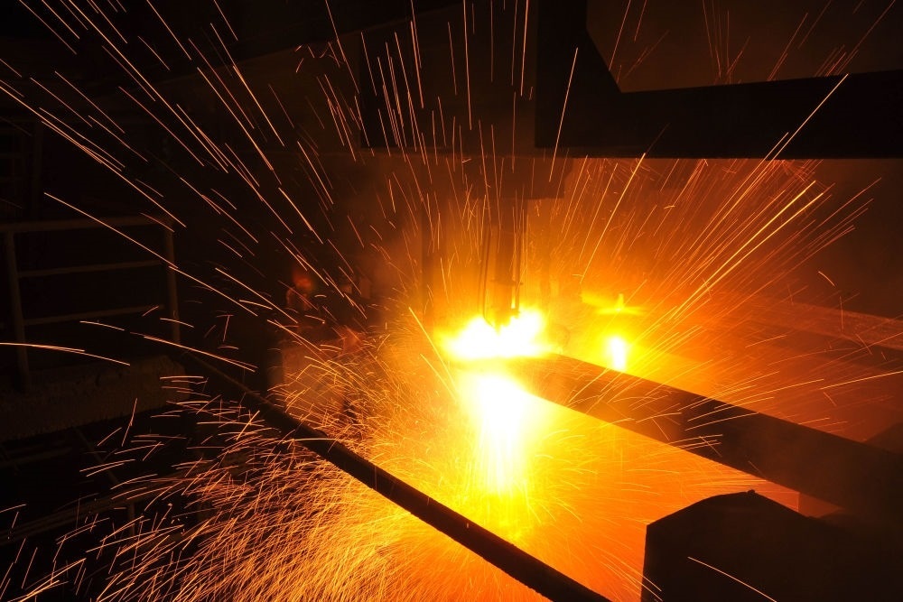 2015年3月10日，東北特鋼集團(tuán)大連基地生產(chǎn)的合金鋼連鑄坯進(jìn)行定尺切割。新華社發(fā)