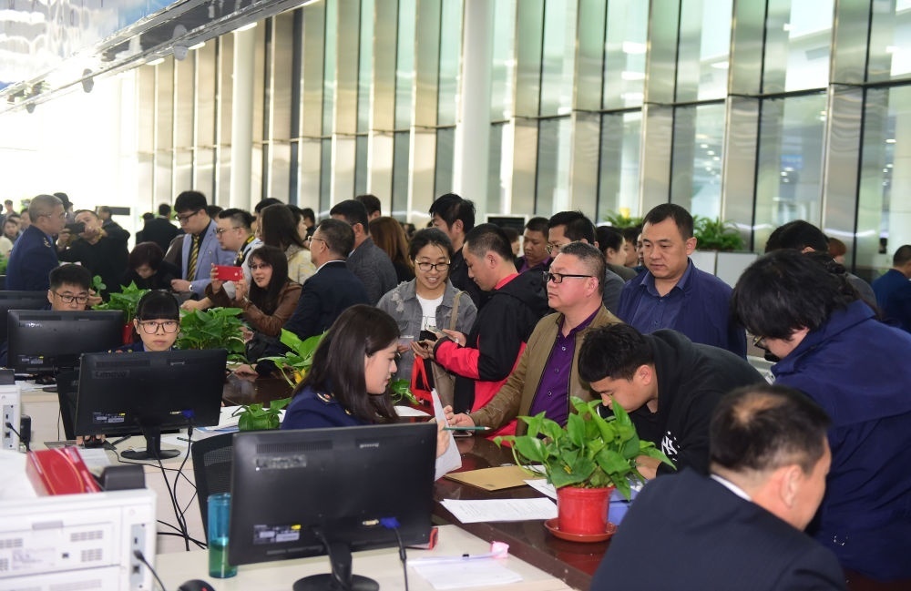 2017年4月10日，中國（遼寧）自由貿(mào)易試驗(yàn)區(qū)沈陽片區(qū)揭牌當(dāng)日，眾多企業(yè)咨詢注冊(cè)。新華社記者楊青攝