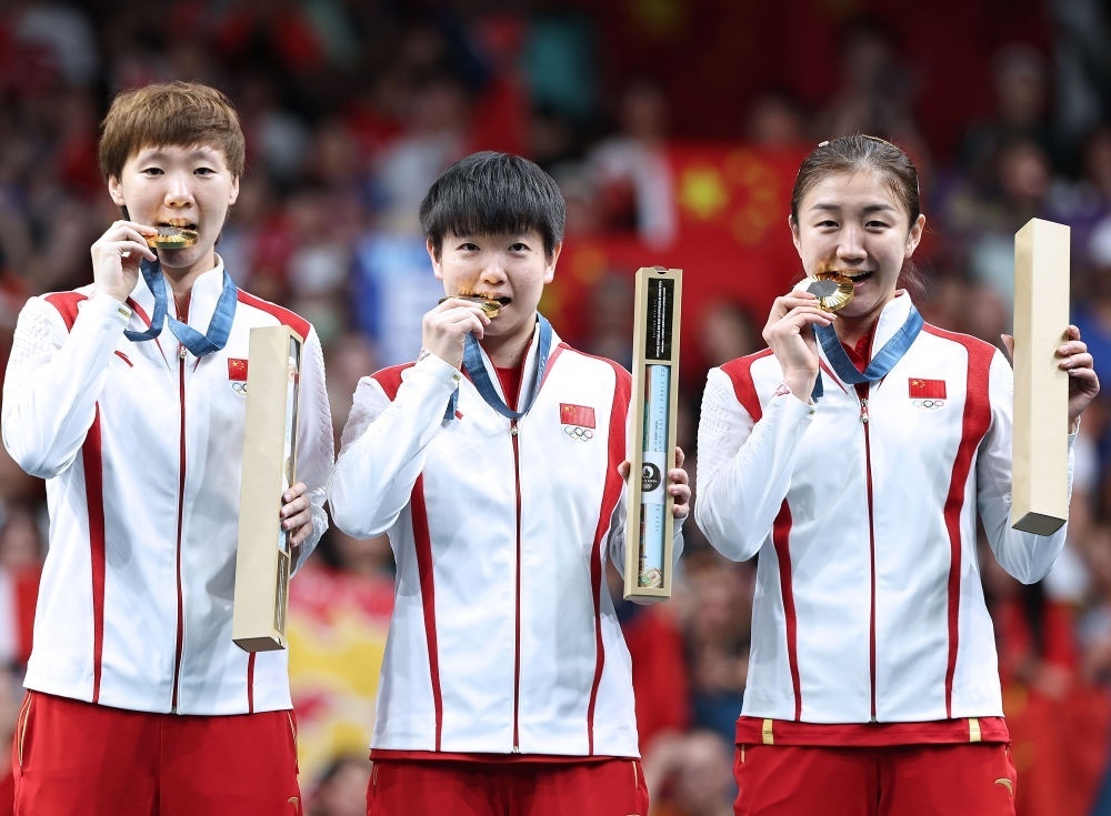 冠軍中國(guó)隊(duì)選手王曼昱、孫穎莎、陳夢(mèng)（從左至右）在巴黎奧運(yùn)會(huì)乒乓球女子團(tuán)體頒獎(jiǎng)儀式上（2024年8月10日攝）。新華社記者 王東震 攝