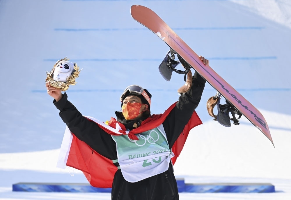 蘇翊鳴在北京2022年冬奧會(huì)單板滑雪男子大跳臺(tái)決賽奪冠后慶祝（2022年2月15日攝）。新華社記者 黃宗治 攝