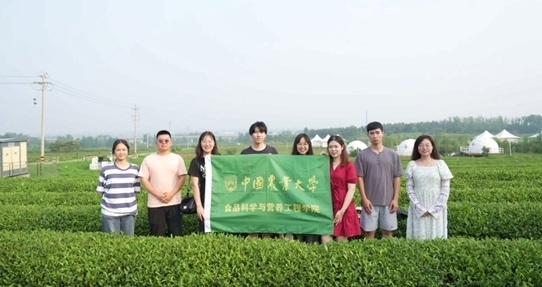 在山東日照，中國農(nóng)業(yè)大學食品學院實踐團就農(nóng)業(yè)生產(chǎn)智能化設備、肥料選用等問題開展實地調(diào)研，并面向300余名村民陸續(xù)開展4次科普宣講。校方供圖