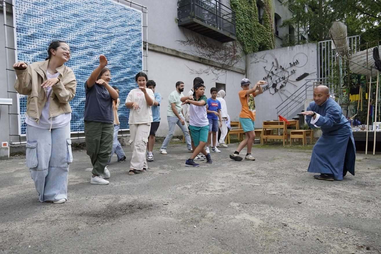 孩子們與魯汶大學(xué)武術(shù)老師，北少林長(zhǎng)拳傳人羅師傅學(xué)習(xí)中國(guó)功夫。比利時(shí)維他命文化傳媒供圖