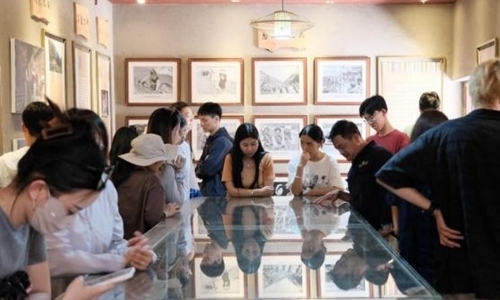 同學們觀摩文旅設計。校方供圖