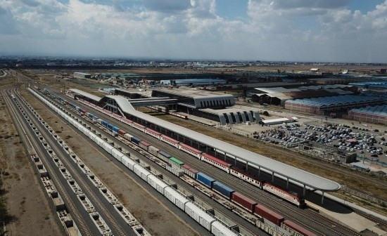 這是2023年9月在肯尼亞首都內(nèi)羅畢拍攝的蒙內(nèi)鐵路內(nèi)羅畢站（無人機(jī)照片）。新華社記者 韓旭 攝