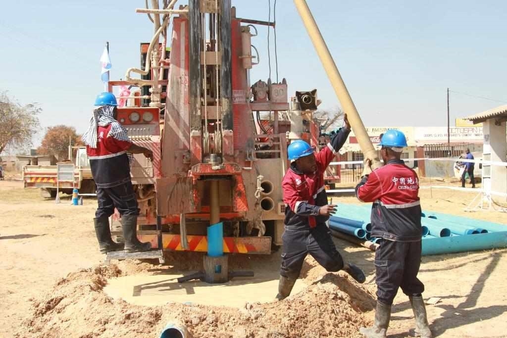 7月22日，工人在津巴布韋東馬紹納蘭省舉行的中國援津巴布韋300口水井項目開工儀式上鉆井。新華社發(fā)