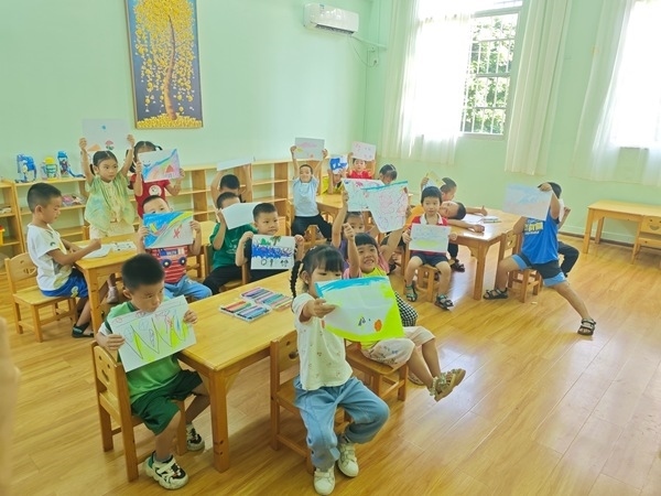 孩子們在公益托管班上畫畫課。莫菲菲攝