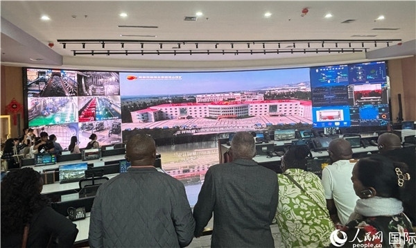 研討班一行在塔山煤礦參觀。人民網(wǎng) 曹欣悅攝