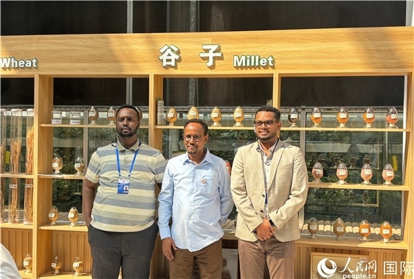 研討班成員在聽取講解后合影留念。人民網(wǎng) 曹欣悅攝