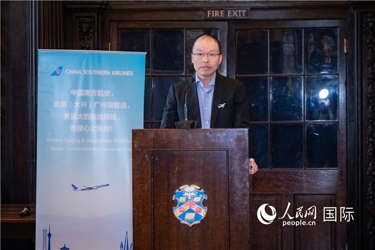 圖為中國(guó)南方航空倫敦營(yíng)業(yè)部總經(jīng)理陳珂致辭。人民網(wǎng) 郭錦標(biāo)攝