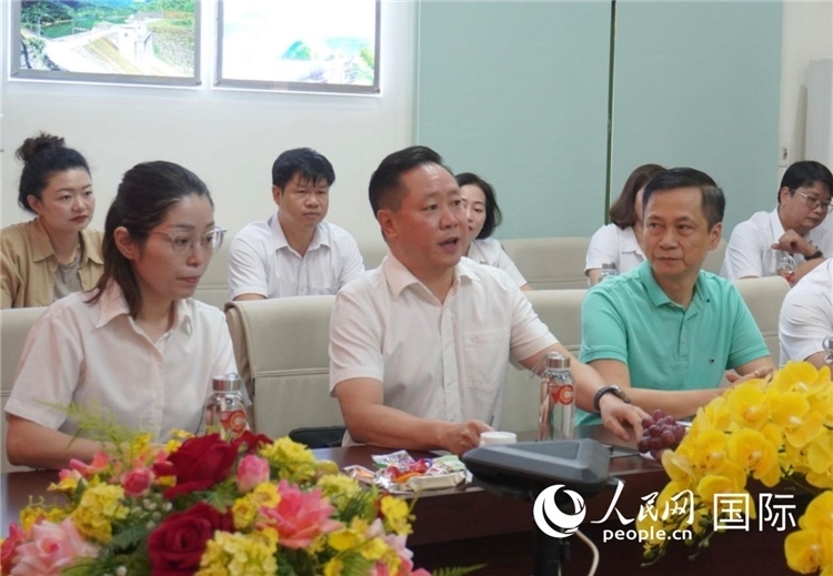 越中電力公司董事長(zhǎng)李志雄（前排左二）介紹越南電力情況。葛沙莎攝