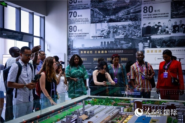 2024“一帶一路”媒體合作論壇聯(lián)合采訪調(diào)研行成員在東郊記憶園區(qū)參觀采訪。本報(bào)記者 伊霄攝