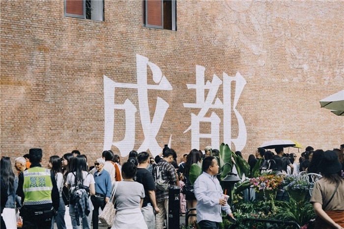 東郊記憶園區(qū)“成都墻”以巨大的“成都”字樣和獨(dú)特的藝術(shù)設(shè)計(jì)成為園區(qū)的網(wǎng)紅打卡地，吸引了眾多游客和市民前來參觀。資料圖片