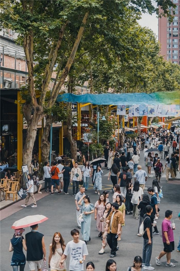北街美食區(qū)是東郊記憶園區(qū)集美食、文化與休閑于一體的特色區(qū)域，為游客和當(dāng)?shù)鼐用裉峁┝素S富多樣的餐飲選擇。資料圖片