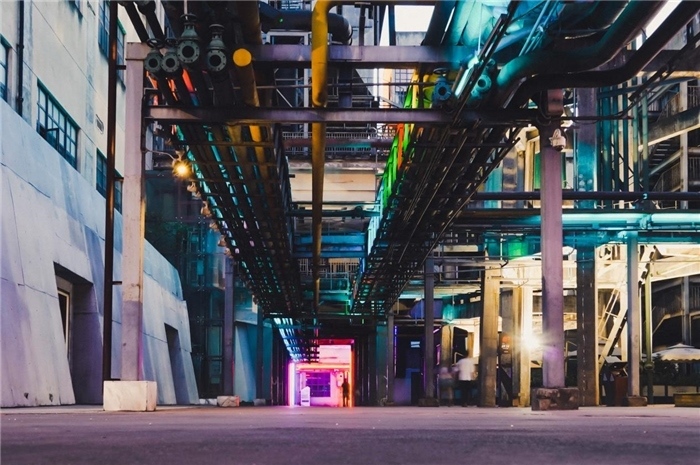 東郊記憶園區(qū)工業(yè)橫街完整地保留了園區(qū)的工業(yè)元素，如工業(yè)煙囪、動力管廊架和水塔等，形成了園區(qū)獨(dú)特的工業(yè)風(fēng)景線。資料圖片