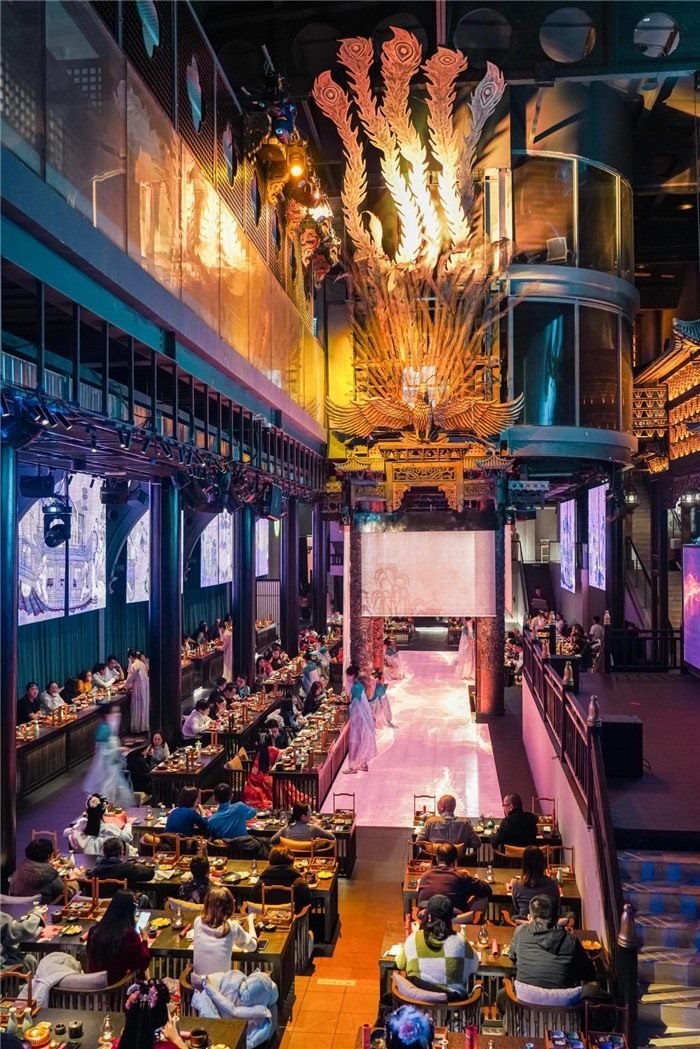 東郊記憶園區(qū)內(nèi)以蜀地文化為創(chuàng)作背景，溯源中國傳統(tǒng)宴飲儀禮打造的全景沉浸式漢文化主題餐秀。成都傳媒集團(tuán)供圖