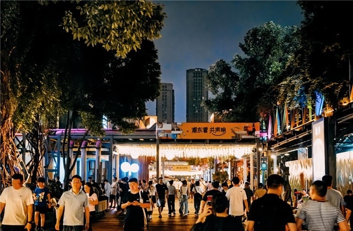 夜幕下的東郊記憶園區(qū)人流如織，熱度不減。資料圖片