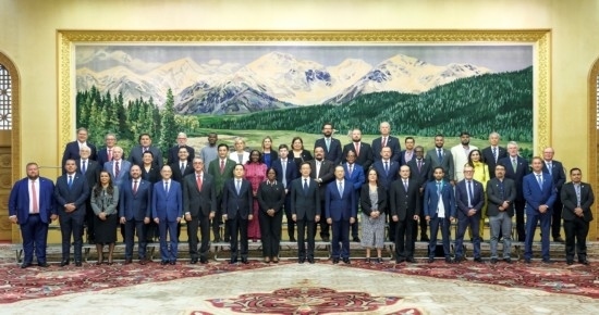  8月30日，國家副主席韓正在北京集體會見出席2024年國際議員友好交流論壇的各國代表。新華社記者 丁林 攝