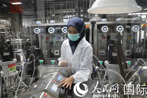 中國—印尼新能源材料與冶金工程技術(shù)聯(lián)合研究實(shí)驗(yàn)室內(nèi)，研究人員正在工作。人民網(wǎng)記者曹師韻攝