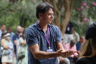 意大利逆流外交網(wǎng)站總編輯亞歷山大·比安奇學(xué)習(xí)青城太極。（李佩藺 攝）