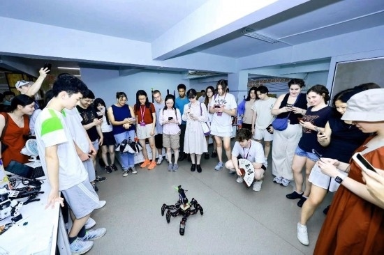 8月25日，中外青年在浙江杭州觀看機(jī)器人表演。新華社發(fā)（清華大學(xué)供圖）