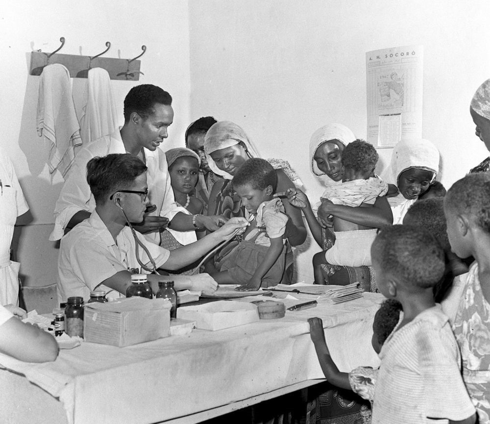 1968年4月，中國醫(yī)療隊醫(yī)生在索馬里阿弗戈依鎮(zhèn)巡回醫(yī)療時為當?shù)貎和尾　? width=