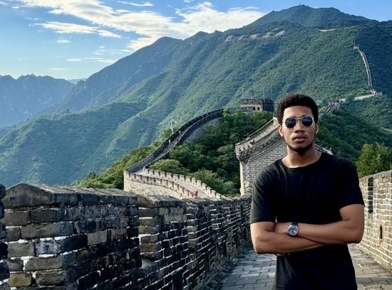 8月28日，尼日利亞青年阿米爾·阿希姆在慕田峪長(zhǎng)城留影。新華社發(fā)（清華大學(xué)供圖）