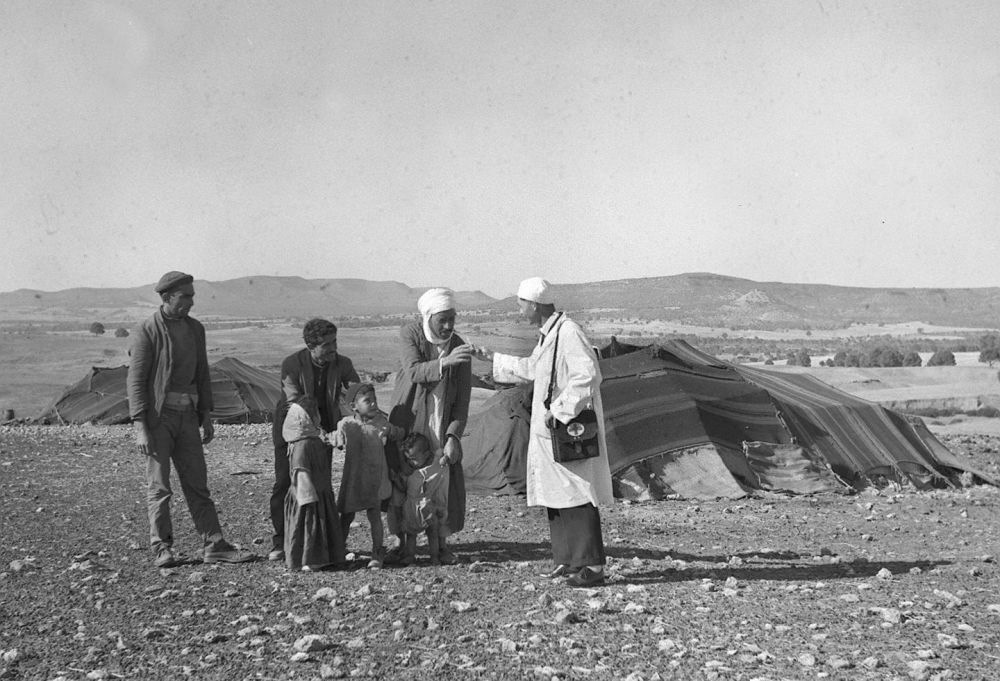 1965年，一名中國援阿爾及利亞醫(yī)療隊醫(yī)生（右一）在阿爾及利亞賽伊達省為牧民診治。