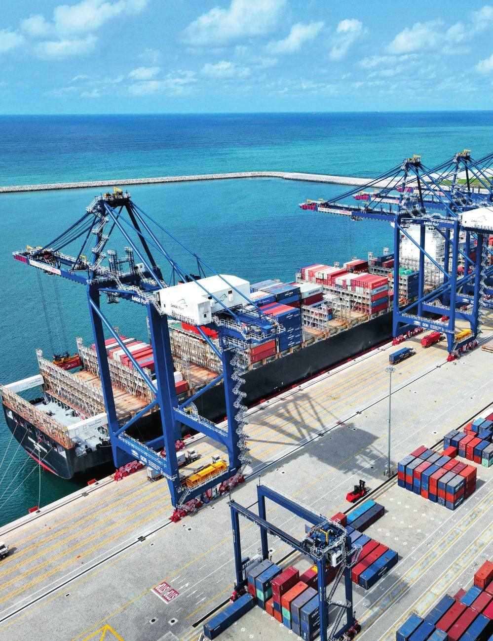 由中國(guó)港灣工程有限責(zé)任公司承建的尼日利亞萊基深水港位于中尼合作建設(shè)的拉各斯萊基自貿(mào)區(qū)內(nèi)，是尼日利亞首個(gè)現(xiàn)代化深水港和最大港口。圖為一艘貨輪在尼日利亞拉各斯萊基深水港裝卸集裝箱（2024 年 3 月 11 日攝）萊基港公司供圖