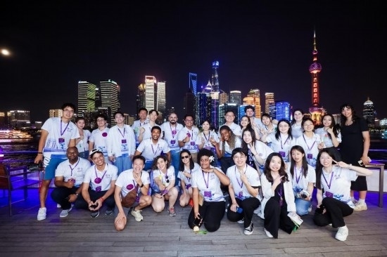 8月21日，中外青年在上海參觀時(shí)合影留念。新華社發(fā)（清華大學(xué)供圖）